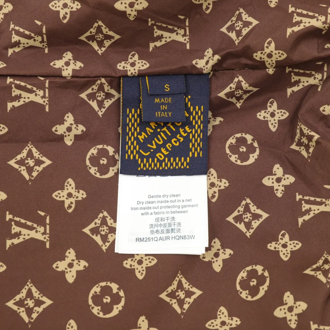 🅿️570 Louis Vuitton/Louis Vuitton presbyopia all-over printed splicing windbreaker zipper jacket. Purchase the original version and have it printed immediately. The fabric is made of custom densely spun technical fabric that is light and thin, and the upper body is silky and breathable. Infrared positioning cutting, workwear-style windbreaker design, the upper body is invincible and versatile. All details are customized and developed, and all hardware and accessories are restored to ZP. Size：XS-L